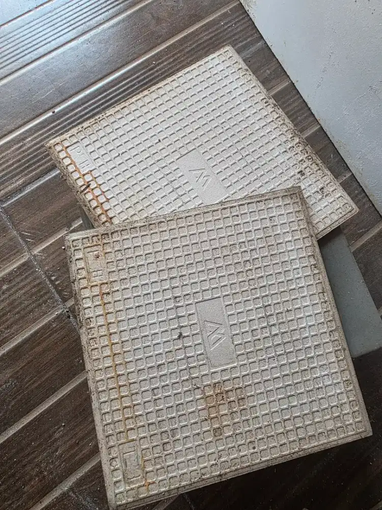 Keramik Abu abu 20 x 20 cm