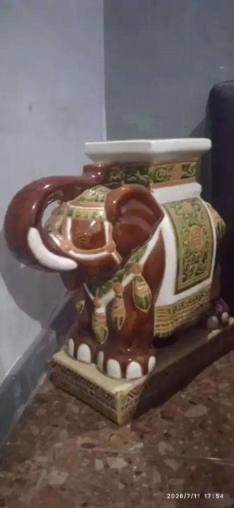 Pajangan gajah kramik