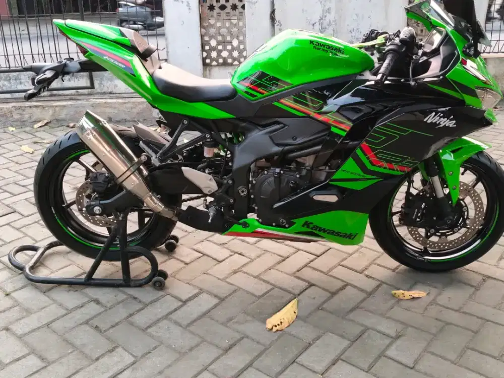 Kawasaki ZX250RR km 1rb perak