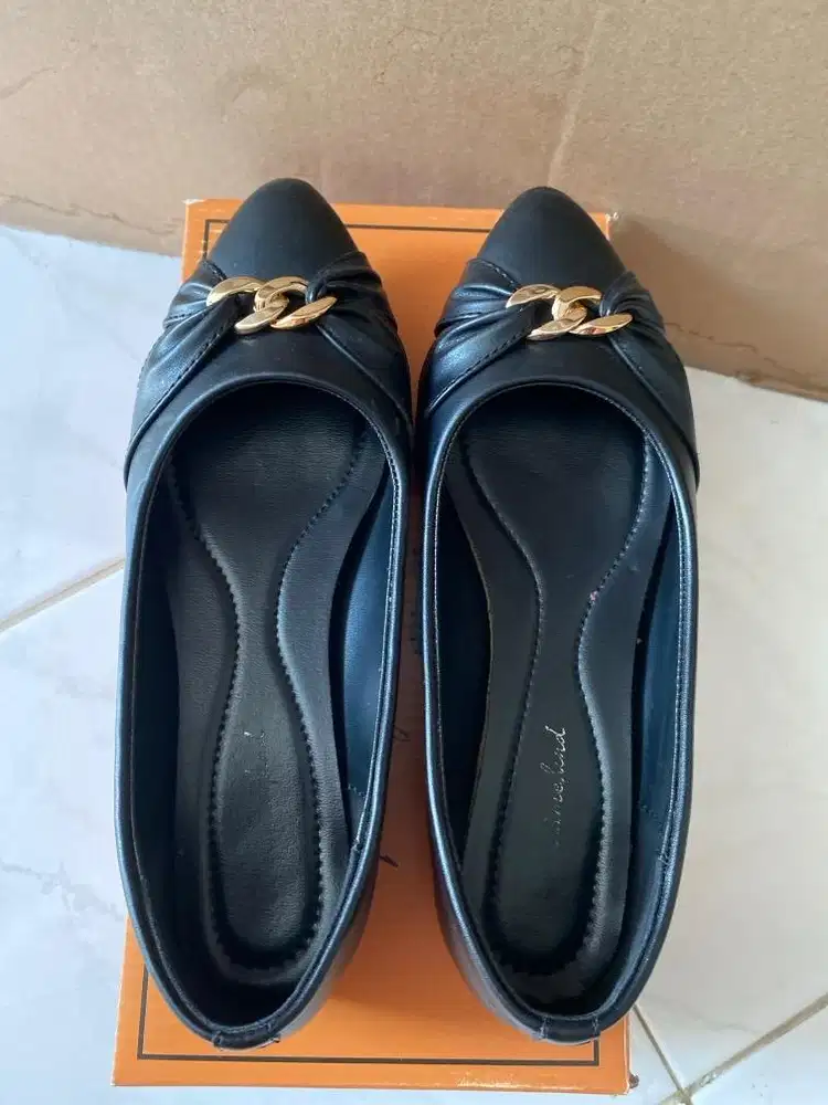 Flatshoes Hitam