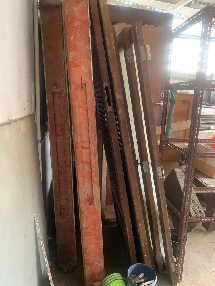 Kusen kayu pintu kayu bekas bongkaran