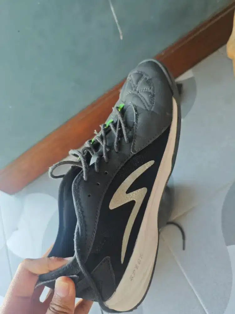 Sepatu futsal SPECS