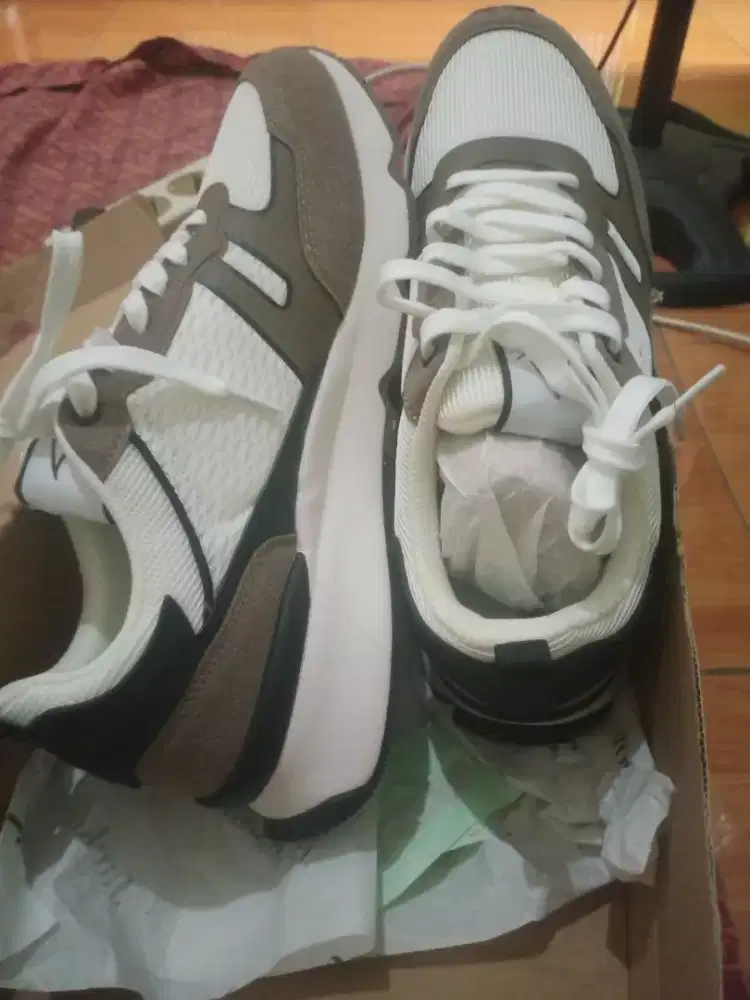 sepatu pria size 43 kondisi baru