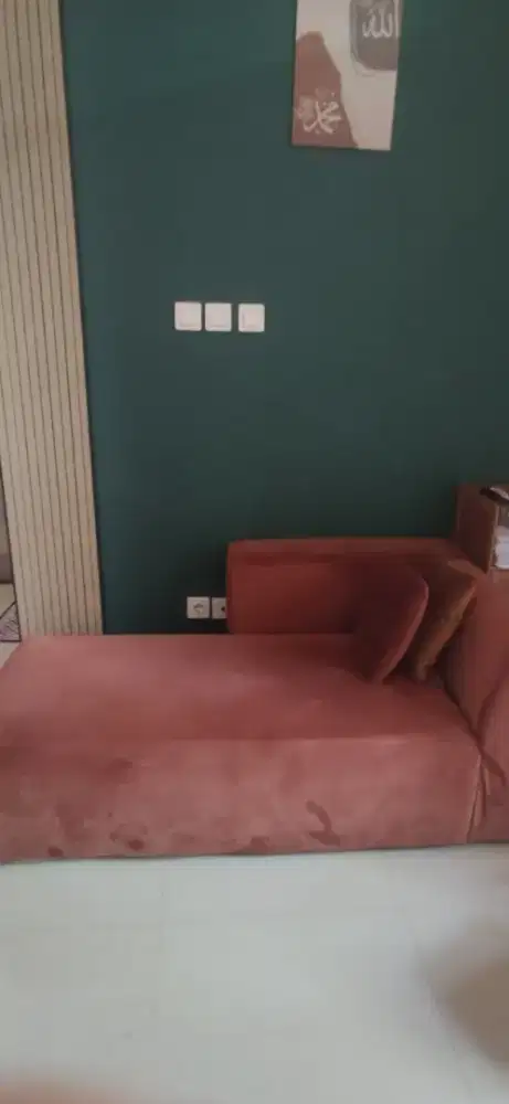 Sofa Bludru Coklat Minimalis – Modern, Nyaman & Elegan