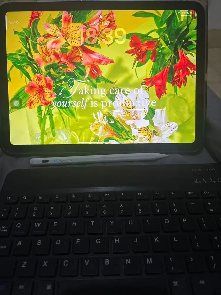 iPad A16 Second like new free keyboard and pencil