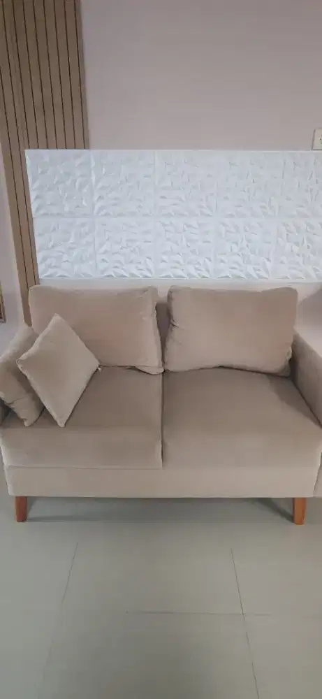 Sofa 2 Seater Minimalis Warna Cream–Tebal, Empuk, Terawat, Siap Pakai