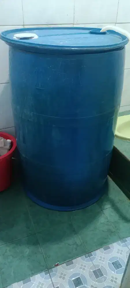 Gentong air besar warna biru