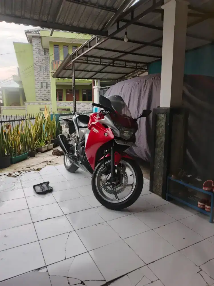 Cbr 250 r cbu kyj