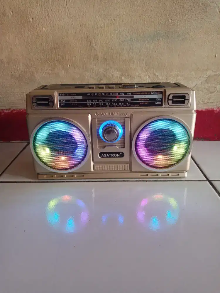 Radio Asatron warna putih