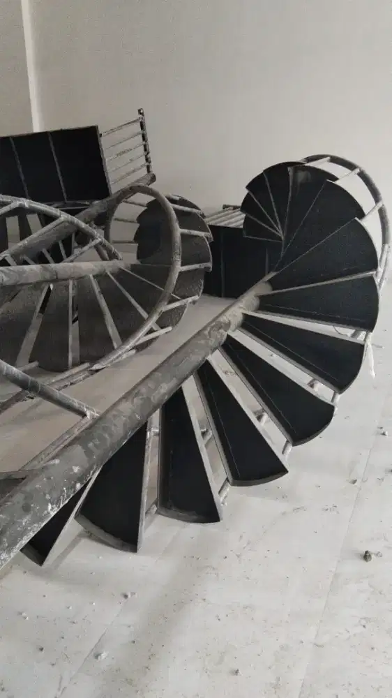 Tangga putar tinggi 4 mtr ada 8 unit