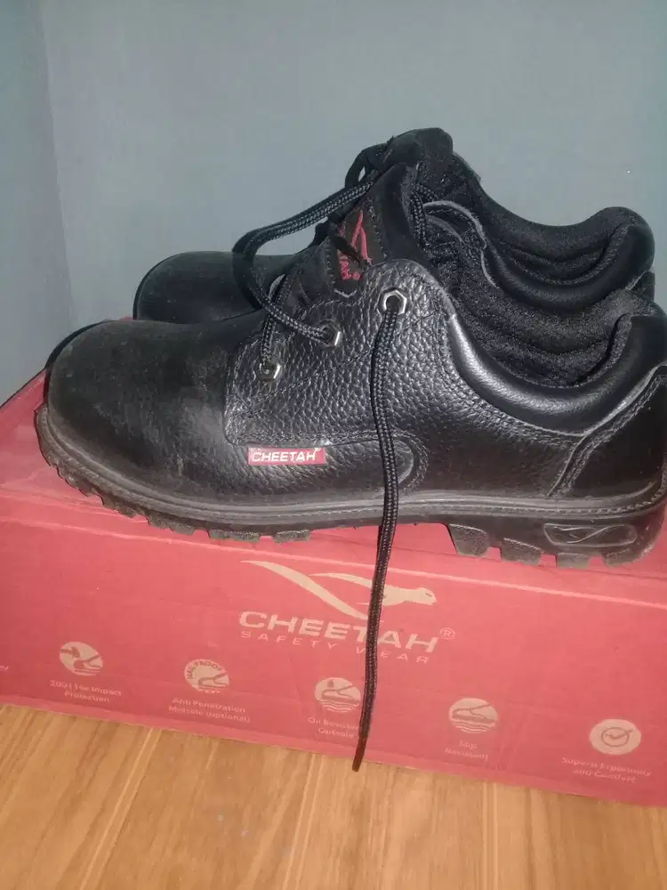 Sepatu safety cheetah Nitrile 2002
