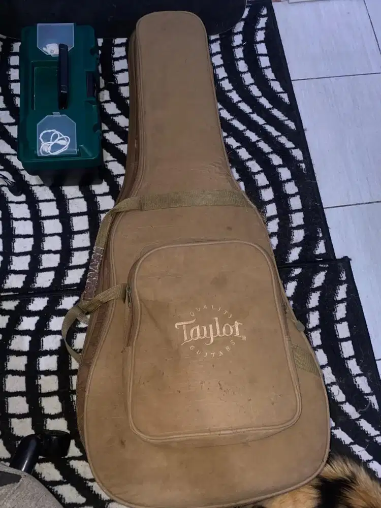 Guitar Taylor 214-CE.
