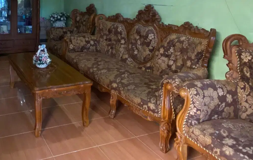 1 set sofa jati ( 1 sofa panjang, 2 sofa mandiri dan 1 meja panjang)