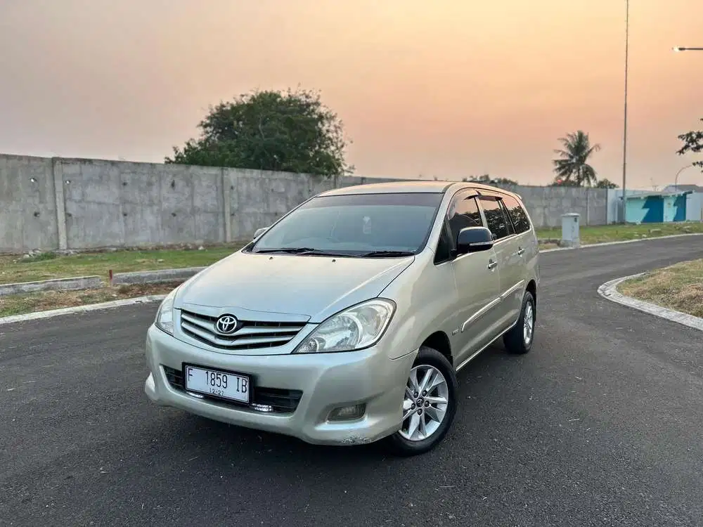 Toyota Kijang Innova 2010 Bensin