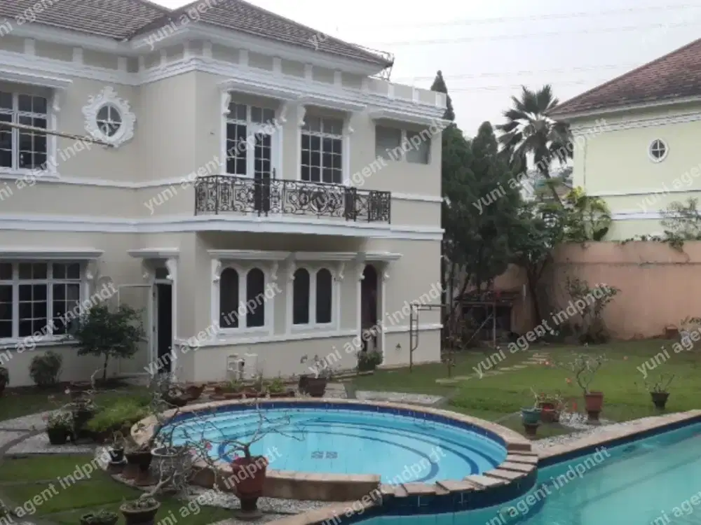 Rumah Clasik besar ada kolam renang diLegenda wisata  Cibubur