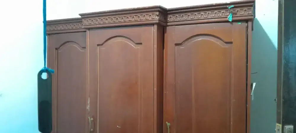 Lemari pakaian bahan kayu
