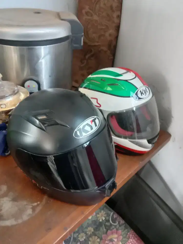 Jual borongan KYT fullface R10&R7 size M,300net/bt helm rsv size L/XL.