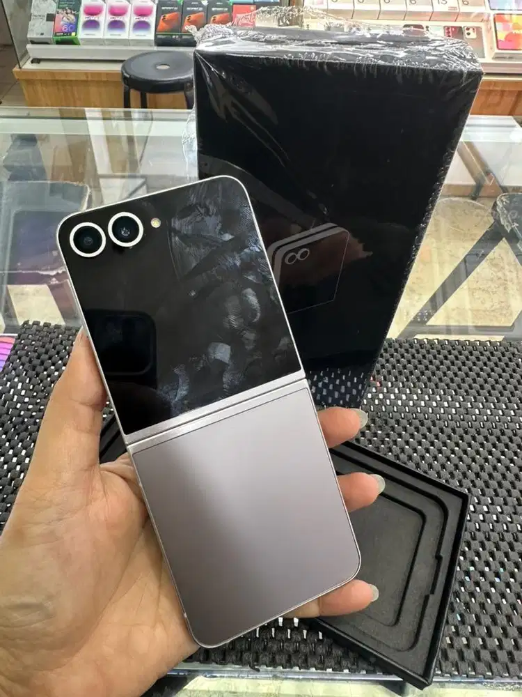 Samsung Galaxy Z Flip 6 12/256GB Silver Sedow Ex Garansi Resmi
