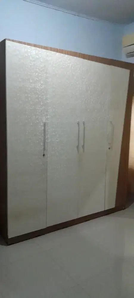 Lemari pakaian 4 pintu