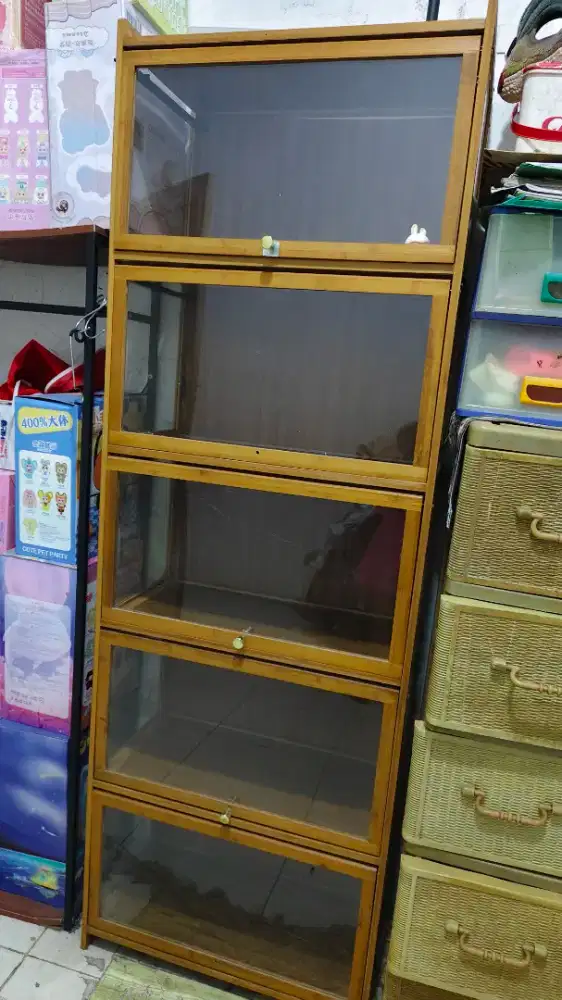 Lemari koleksi pajangan