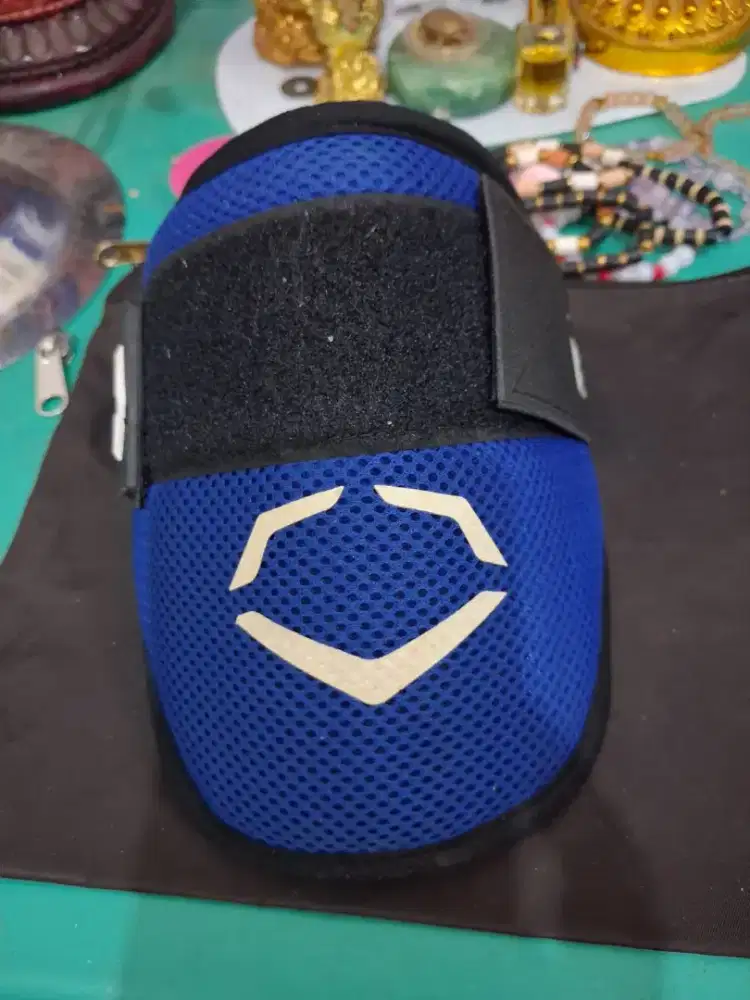 Pelindung siku pemukul
Merk evo shield warna biru
Limited edition
Bara