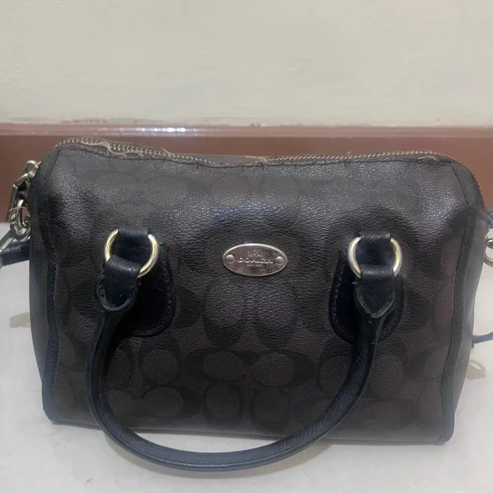 Tas coach second original