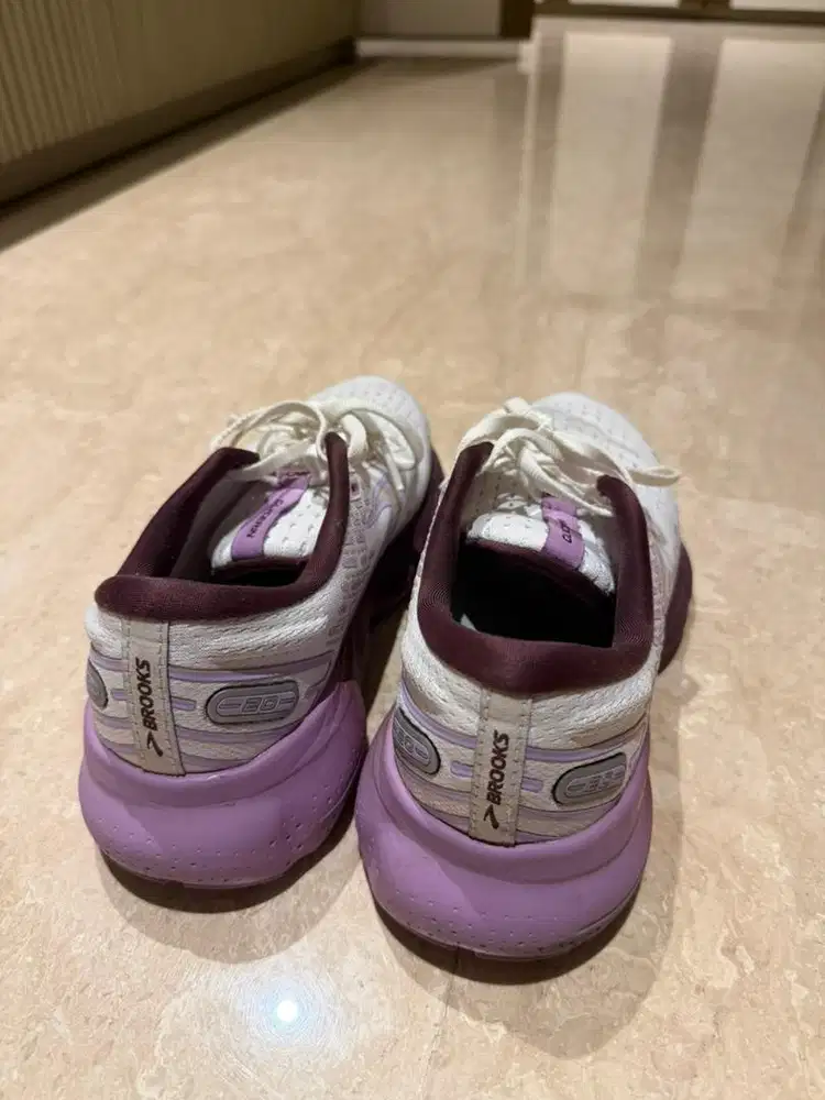 Sepatu Brooks for walking and running