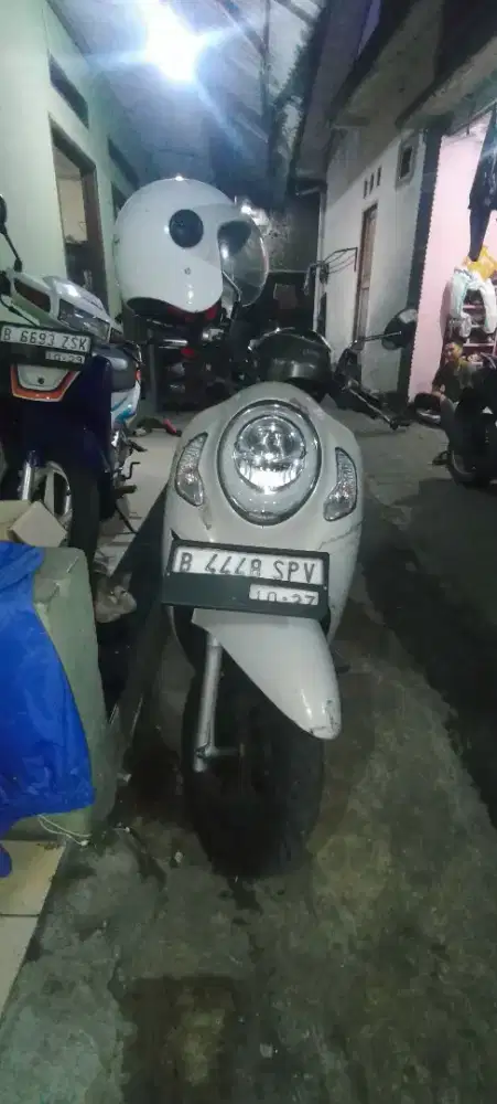 Scoppy 2022 warna putih