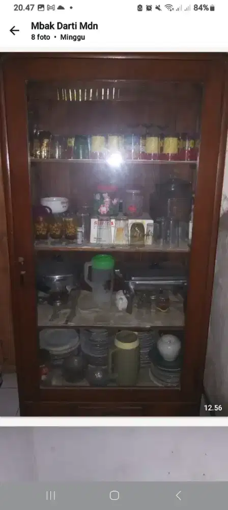 Lemari kuno dari kayu jati