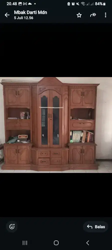 Lemari kuno dari kayu jati