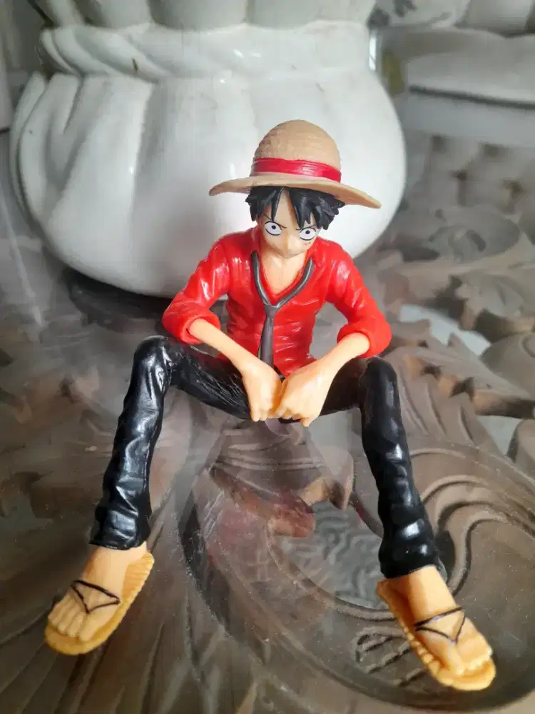 Luffy One Piece sitting gesture