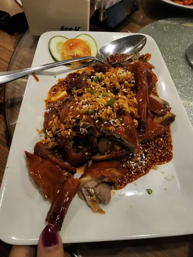 Pegawai jaga stand makanan