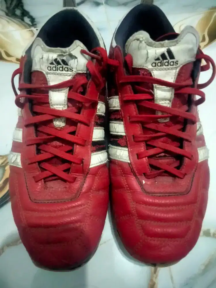 Sepatu bola gigi Adidas kulit