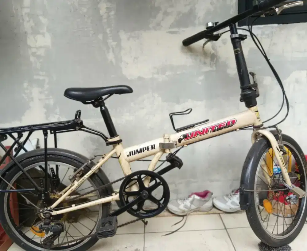 Sepeda lipat warna putih