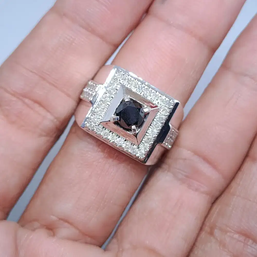 Cincin pria berlian hitam dan berlian putih