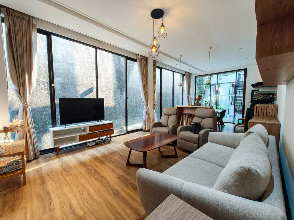 DISEWAKAN — Rumah Tropis Modern, Fully Furnished, Siap Huni di Jaksel