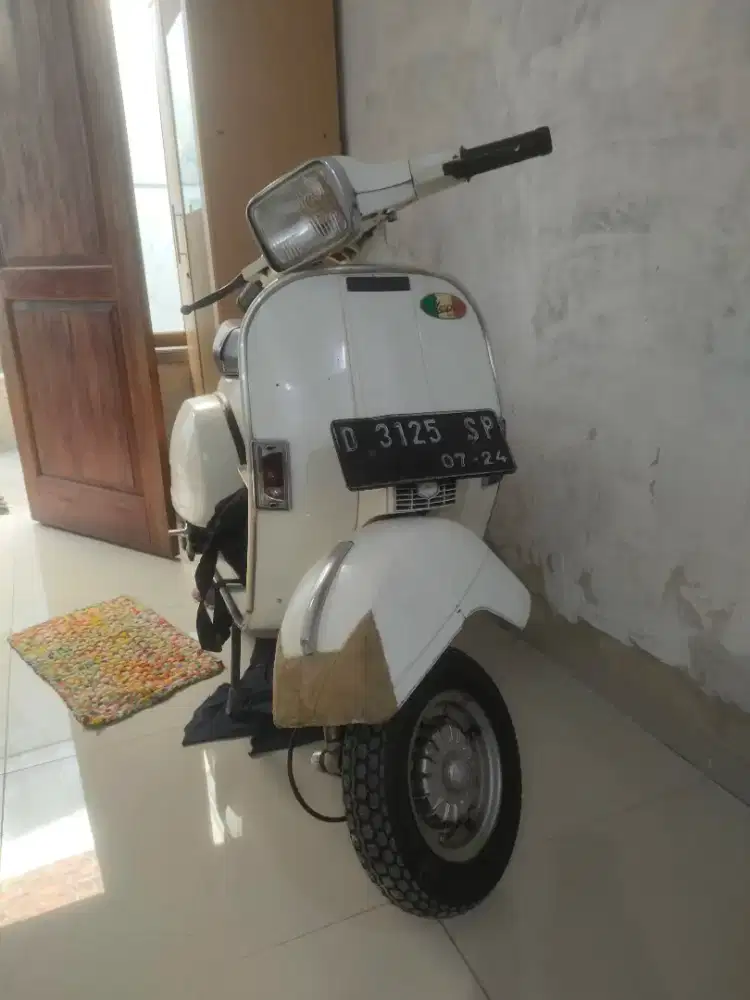 Vespa P150S Putih
