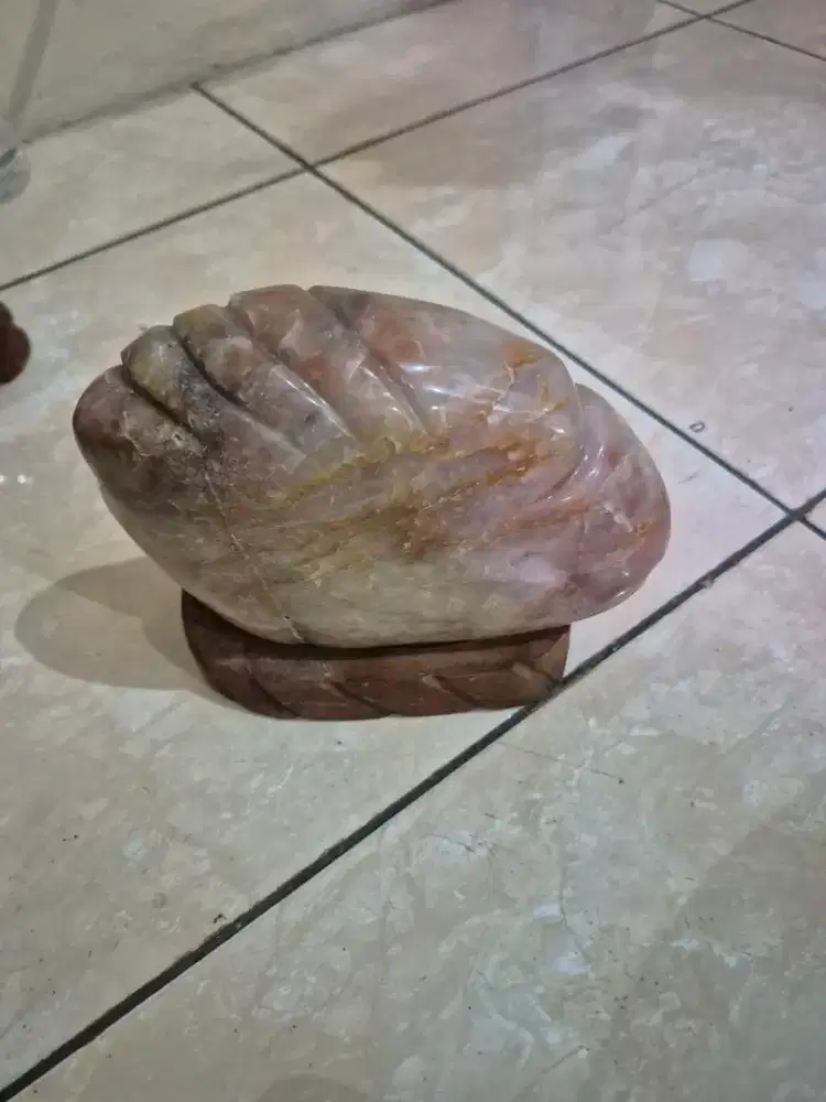 Pajangan batu sudah tembus