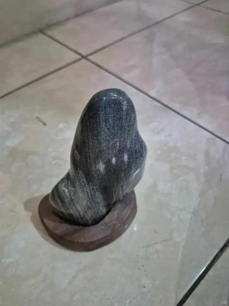 Pajangan batu sudah tembus senter