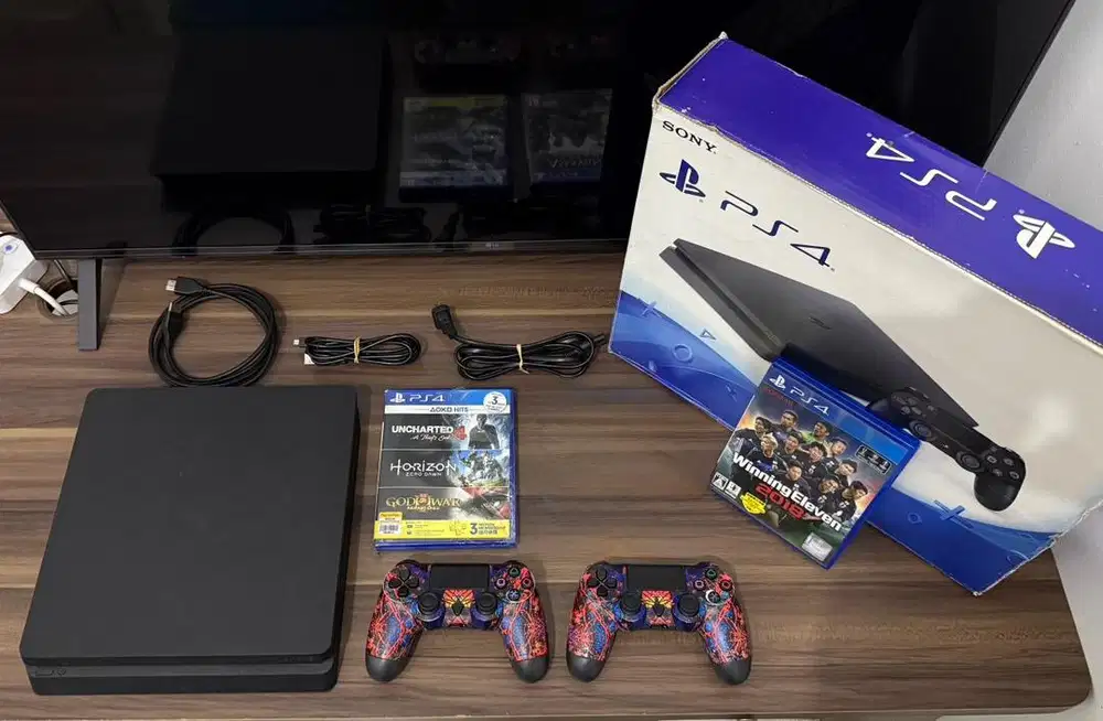 PS4 Slim 500gb Original + 2 Stick + 4 Kaset (Mulus)