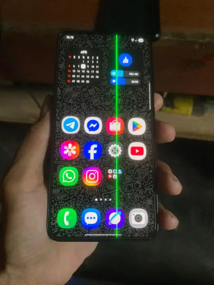 Samsung S23 8/256gb Reguler, Layar bergaris