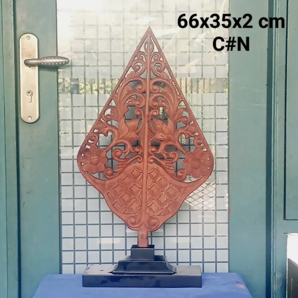 Gunungan bahan. Kayu jati