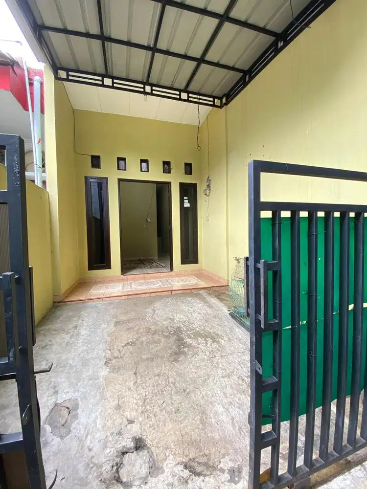 RUMAH PETAKAN TIDAK JAUH DARI JALAN UTAMA