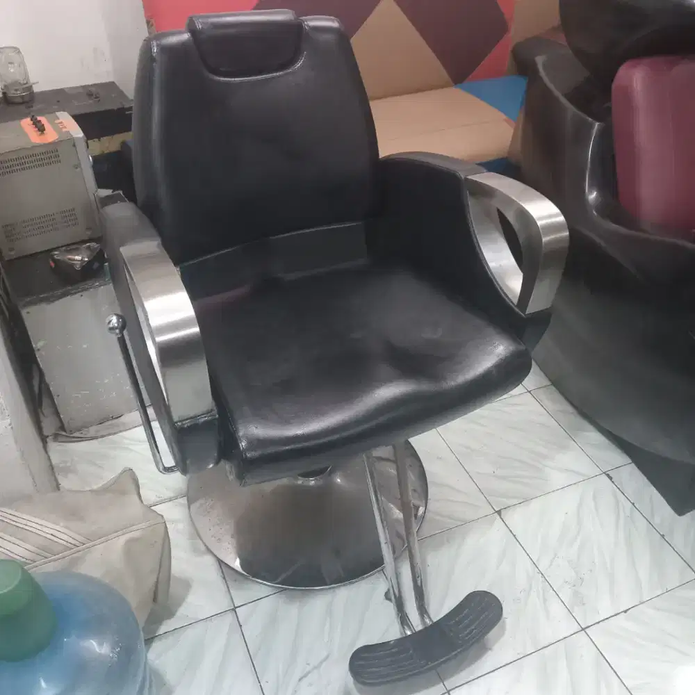 Satu unit kursi barbershop hidrolik salon
