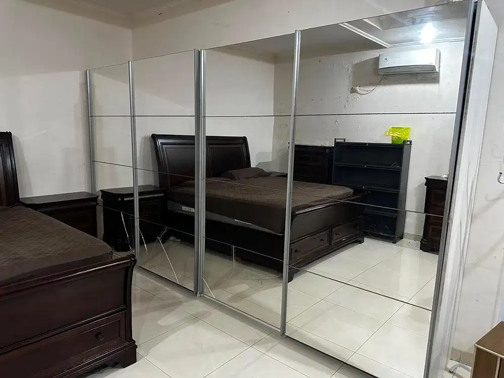 dijual 2 lemari kaca