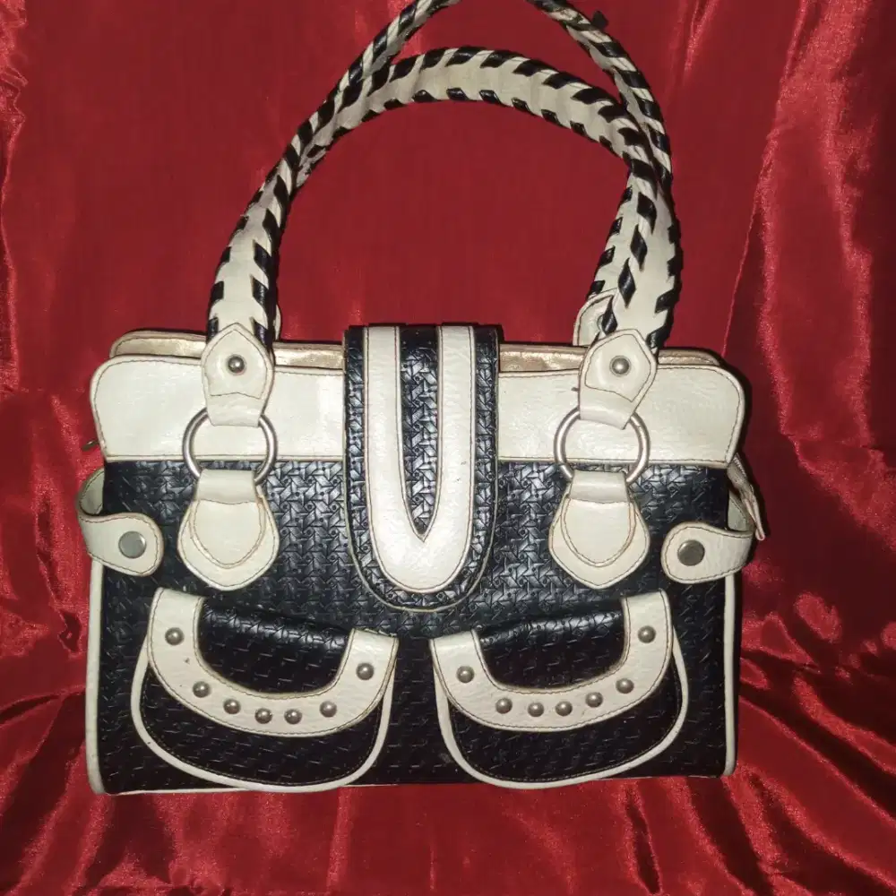 Dijual cepat Dua tas wanita vintage rare edition