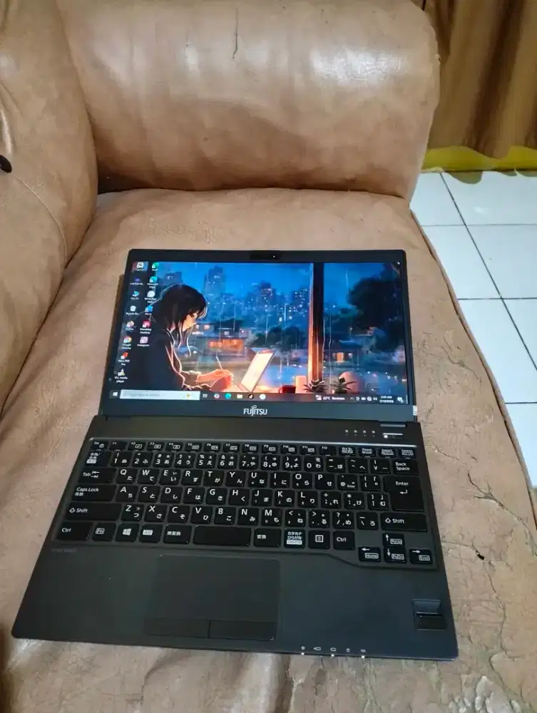 Laptop Fujitsu slim tipis