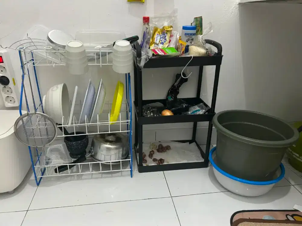 rak piring dan serba guna plastik dan isinya 1set