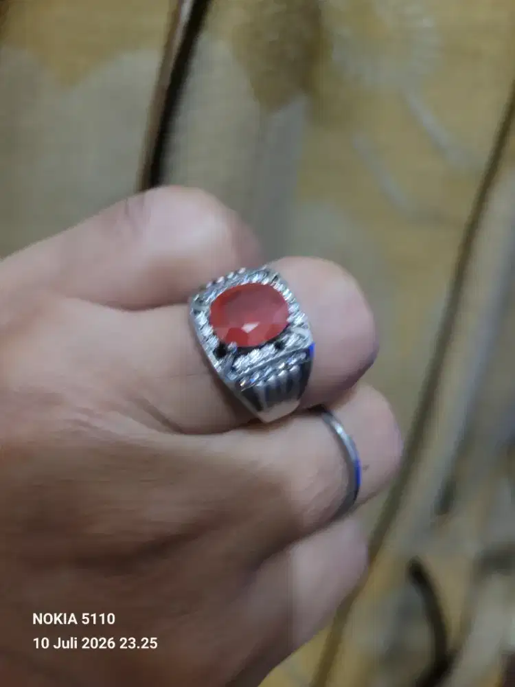 Batu ruby merah muda
