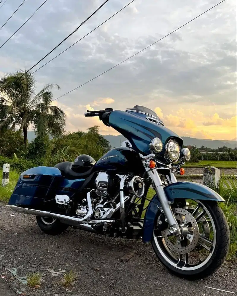 Harley Davidson Street Glide 2014 Daytona Blue (rare items)